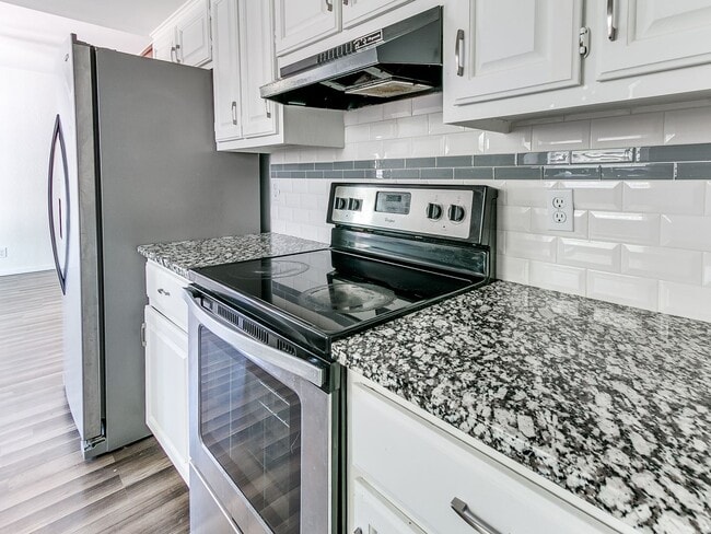 Building Photo - Beautiful 4 bedroom in South Tulsa and Union School District