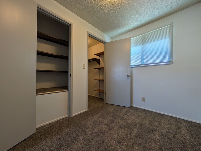 Building Photo - Great 2 bed/1.5 bath townhome in Springfield