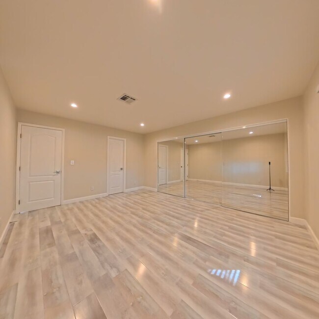 Building Photo - Modern style 2 Bed 2 bath Condo 1st Floor at The Lakes!