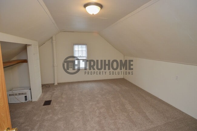 Building Photo - Spacious 5-Bedroom Home – Pet-Friendly and...