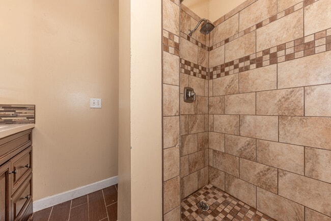 Building Photo - 808 E Ann St