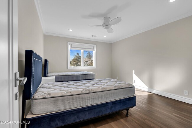 Building Photo - 215 Hollywood Ave