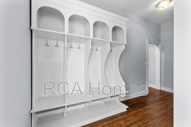 Building Photo - 613 E New York St