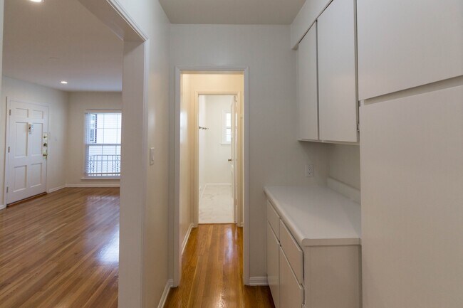 Building Photo - Beautifully Remodeled Studio in the Heart of Los Feliz |Hardwood Floors | Granite Kitchen | On-Si...
