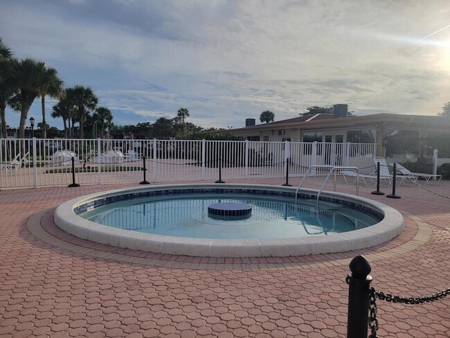 Building Photo - 356 Lake Dora Dr