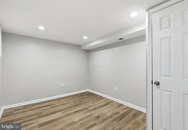 Building Photo - 2429 Barclay St