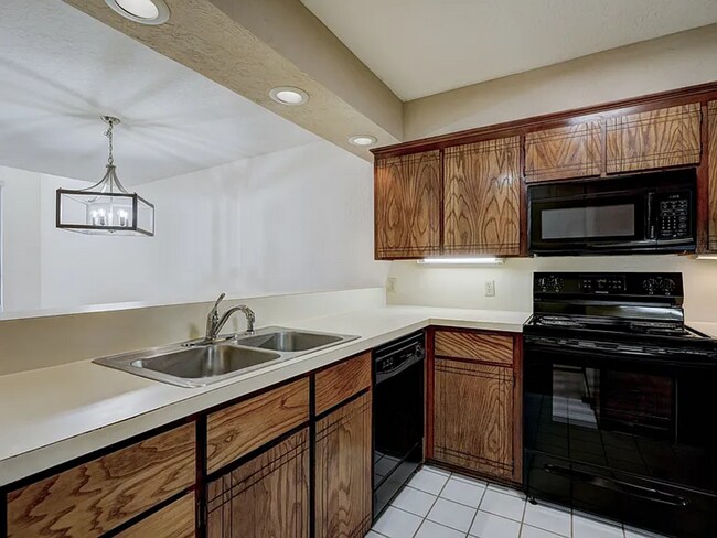 Building Photo - Beautiful 3bed/3bath Townhome Available in Westside Norman!!