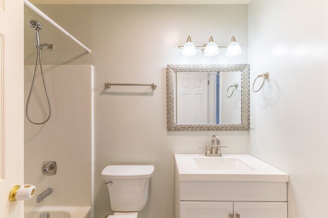 Building Photo - Spacious & Stylish 3-Bedroom Townhome in S...