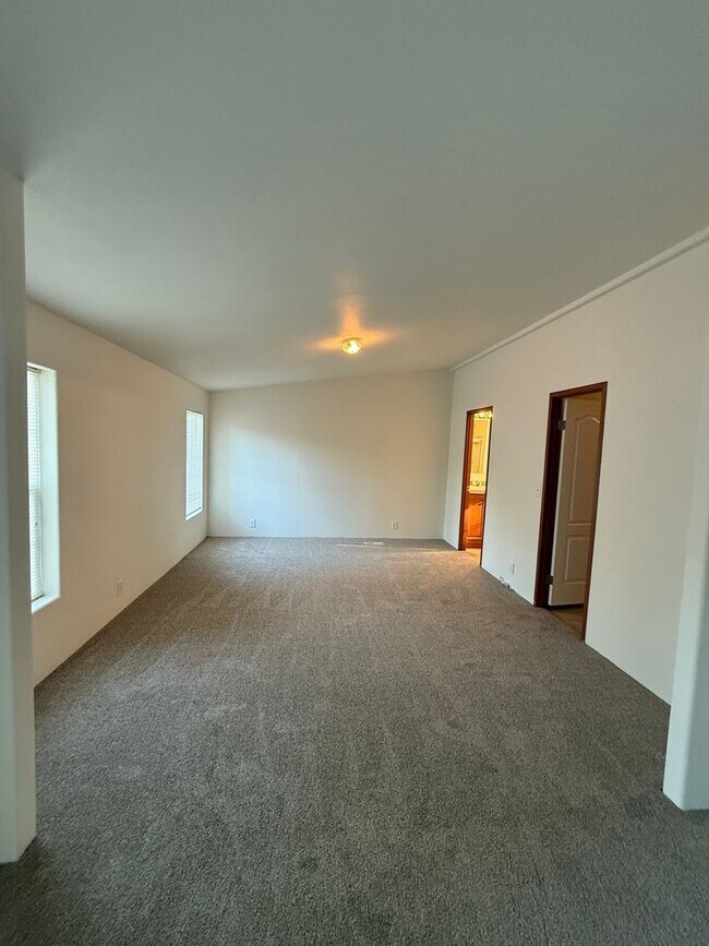 Building Photo - SPIRIT LAKE HOME (P#440)