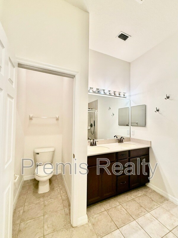 Building Photo - 2043 Strathmill Dr