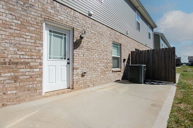 Building Photo - Pet Friendly Two Bedroom!