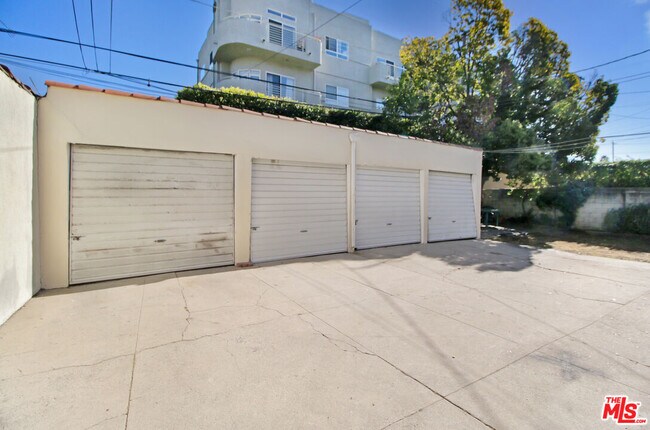 Building Photo - 128 Kings Rd