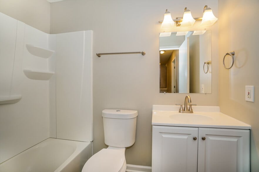 Building Photo - 100 Dakota Ct