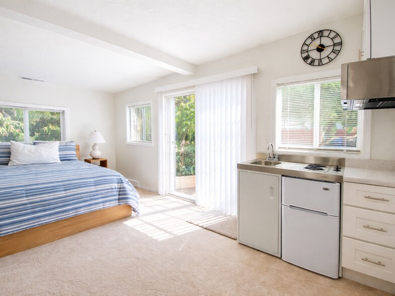 Building Photo - 2404 Chatsworth Blvd