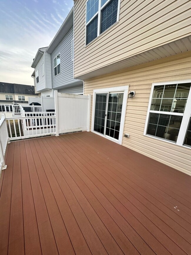 Building Photo - Welcome to Plantation Lakes!