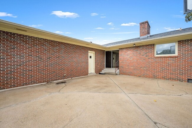 Building Photo - 902 Whitehall Rd