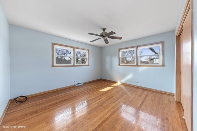 Building Photo - 493 Amherst Ave