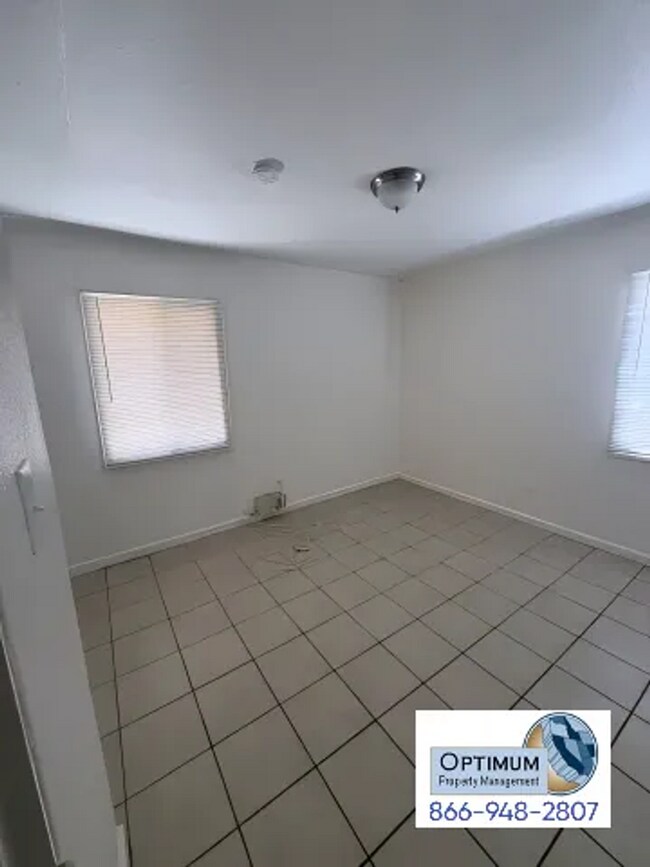 Building Photo - 3-Bedroom 1-Bathroom Home with Fireplace, Front Yard & Private Back Patio in Victorville