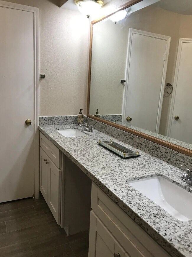 Building Photo - 11350 Oakcenter Dr