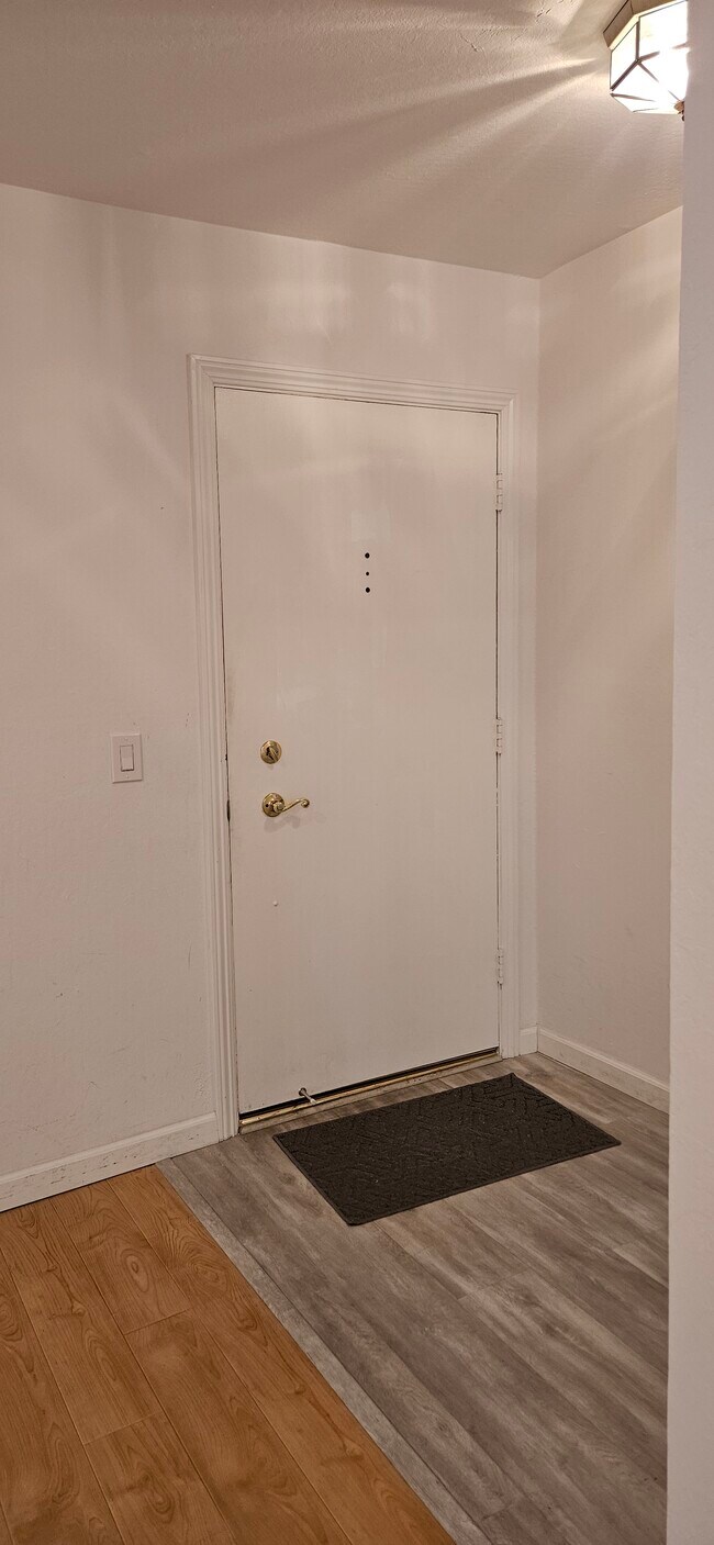 Building Photo - 7110 Rainbow Dr