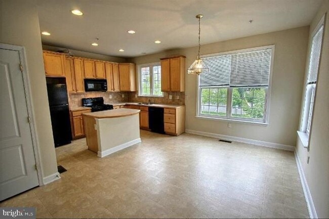 Building Photo - 903 Crestfield Dr