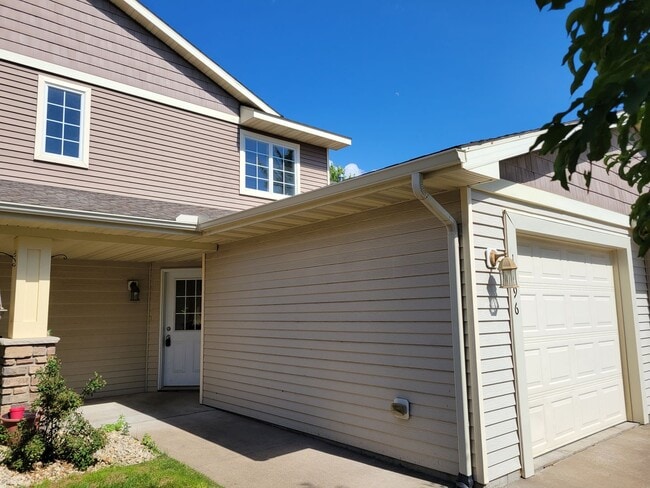 Building Photo - 3 Bedroom Townhouse - Middle Unit