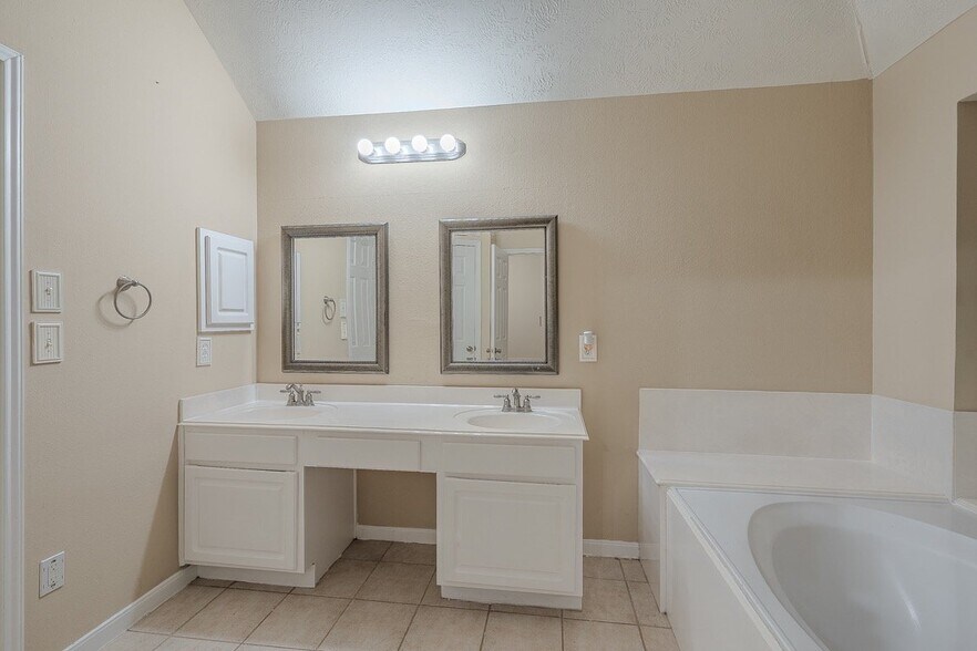 Building Photo - 8207 Fairgrove Park Ct