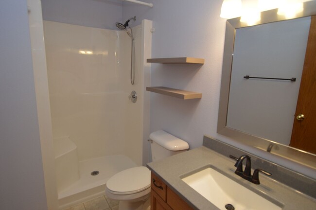 Building Photo - 2 Bed 2 Bath Townhome for Rent in East Gra...