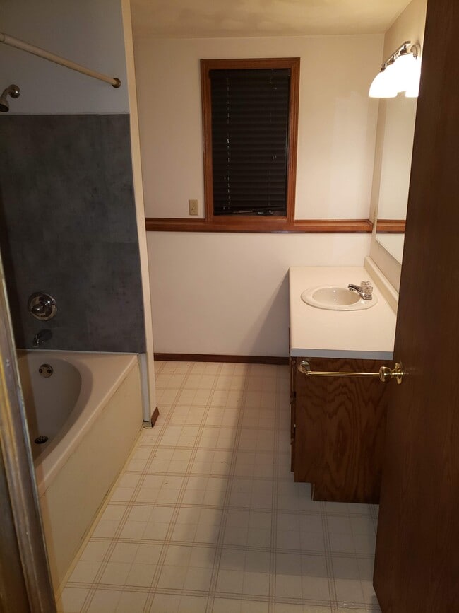 Building Photo - 2220-2 Skylark Dr