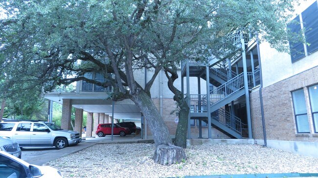 Building Photo - ROBBINS PLACE 202