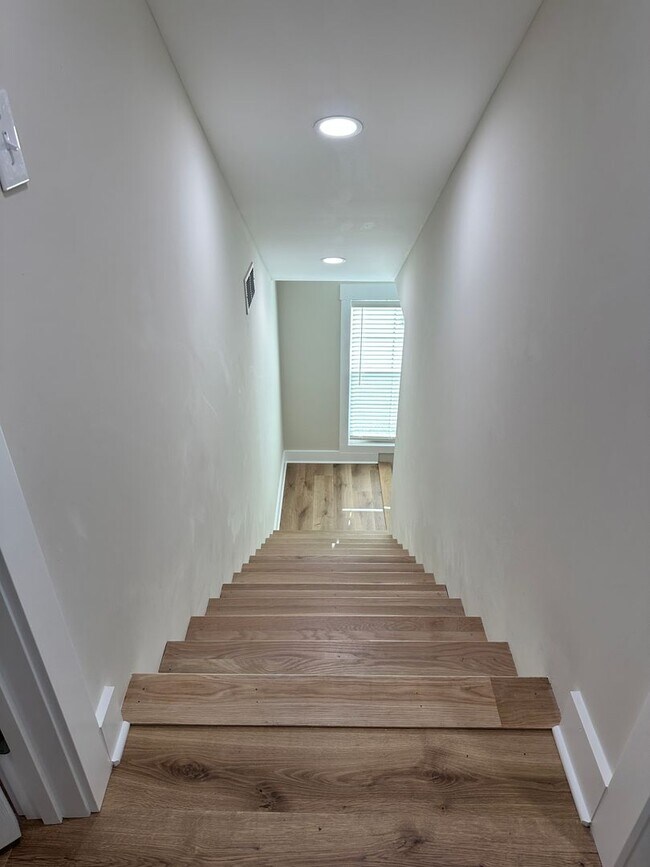 Building Photo - 102 W 15th Ave