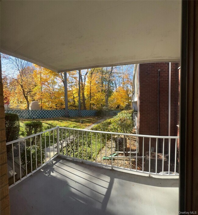 Building Photo - 13 Essex Ln