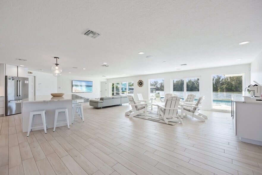 Building Photo - 220 June Dr