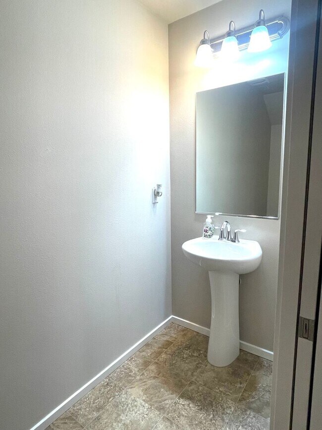 Building Photo - Charming Very Spacious 2-Story Home for Rent in Pasco, WA – Ideal Location Off Road 68!