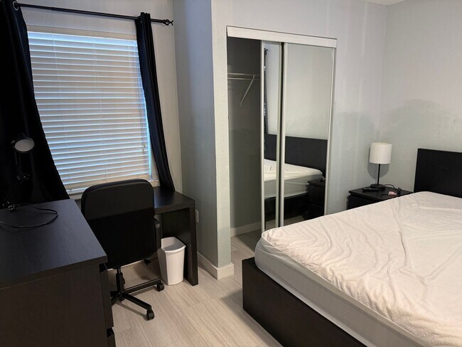 Building Photo - Spacious Furnished 3bd/3ba in Windsor Park! Close to Campus, Surrounded by Nature!