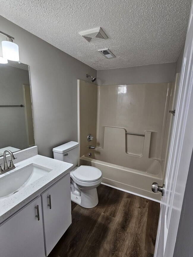 Building Photo - Three bedroom, 2 bath condo in High Point