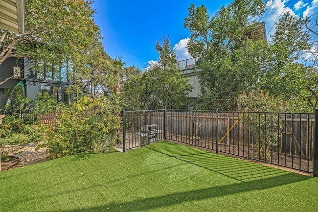 Building Photo - 1203 Newton St