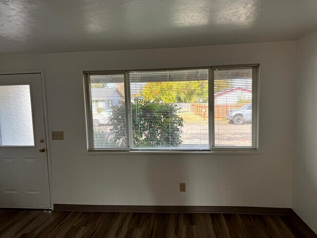 Building Photo - 2 Bedroom Duplex in Southwest Eugene