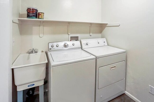 Building Photo - Spacious 3 Bed, 2 Bath Home Near UofA - Pe...