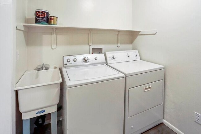 Building Photo - Spacious 3 Bed, 2 Bath Home Near UofA - Perfect Tucson Living!