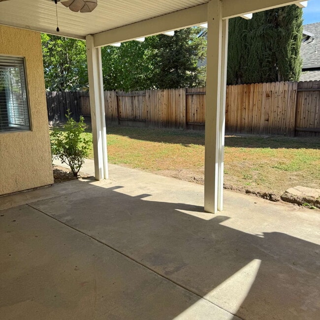 Building Photo - Great location near park and shopping