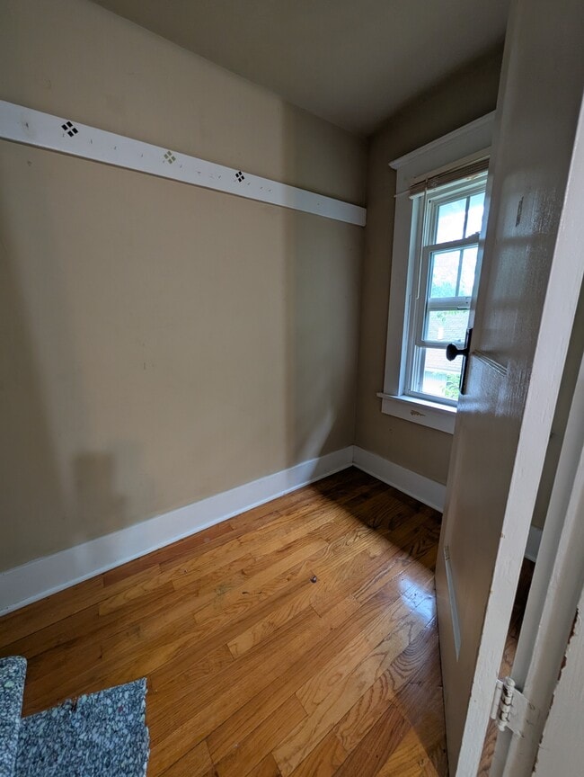 Building Photo - 214 SW Broadmoor Ave