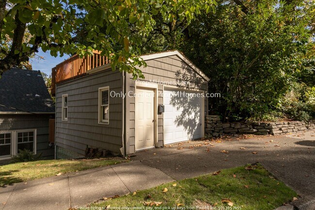 Building Photo - 3732 SW Council Crest Dr