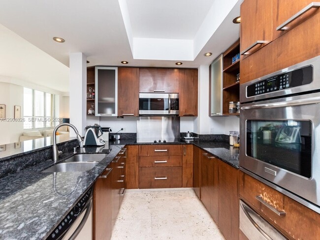 Building Photo - 888 Brickell Key Dr