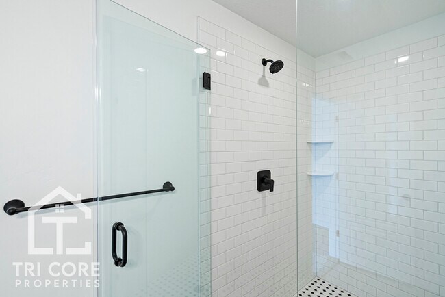 Building Photo - 143 E Lavalle Ct