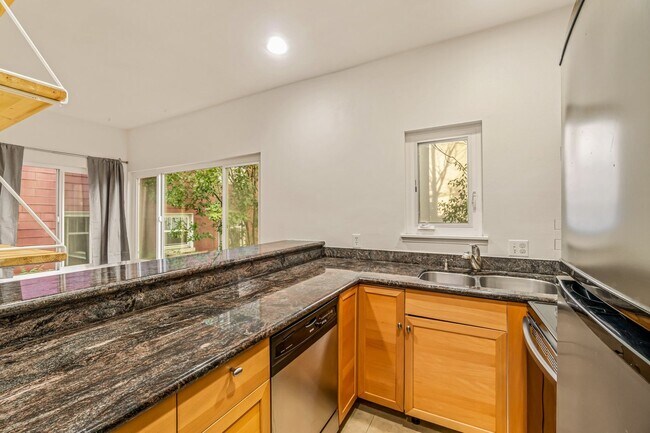 Building Photo - 1 Bedroom Apartment Next To Cal Anderson Park! *Utilities and Garage Parking Included!*