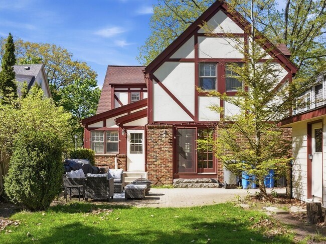 Building Photo - 817 E Sylvan Ave