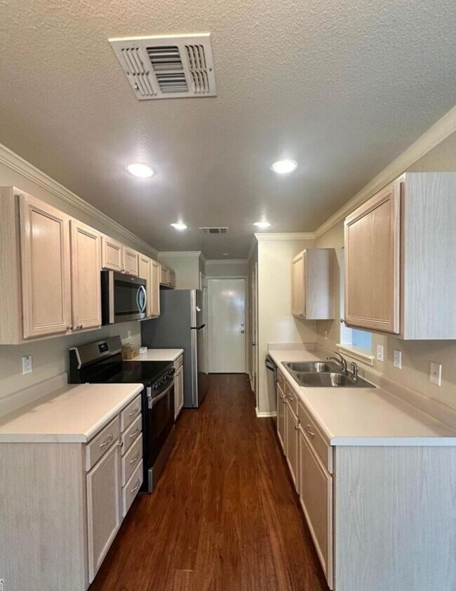Building Photo - 3 BD/2.5 BA AVAILABLE IN GATED COMMUNITY I...
