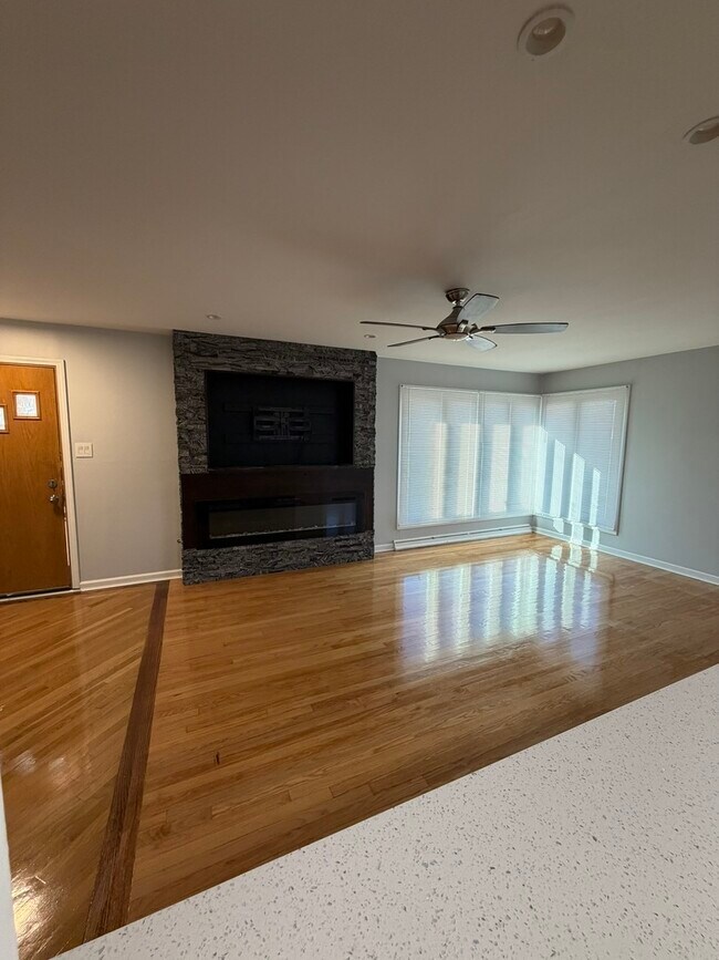 Building Photo - 8901 Octavia Ave