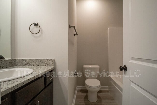 Building Photo - 526 Elwick Dr